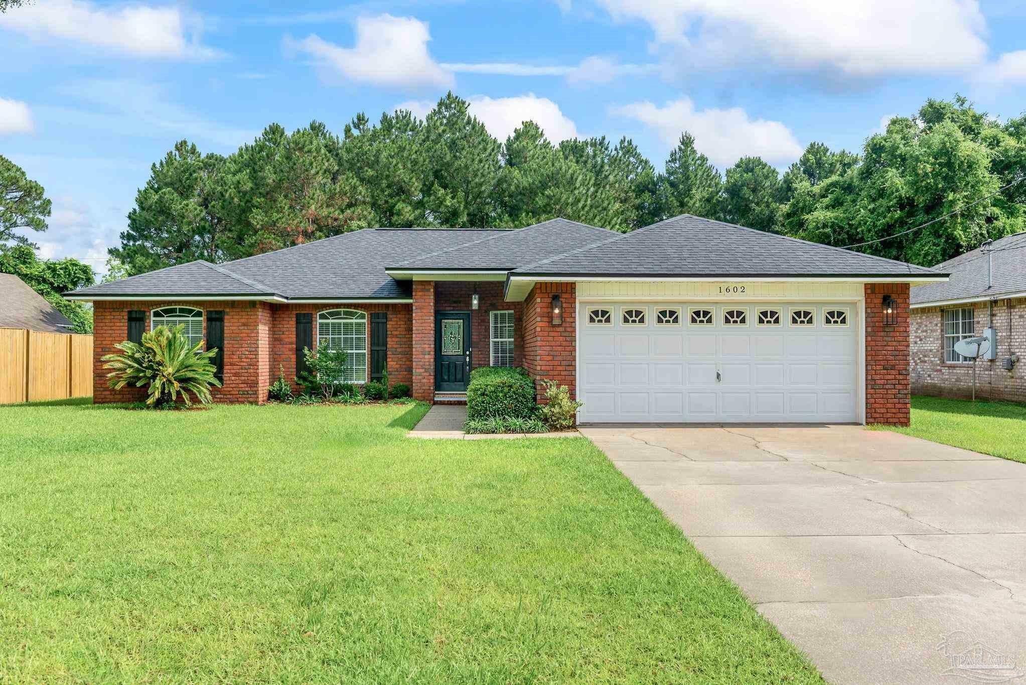 Property Photo: 1602 Oakhill Rd FL 32563