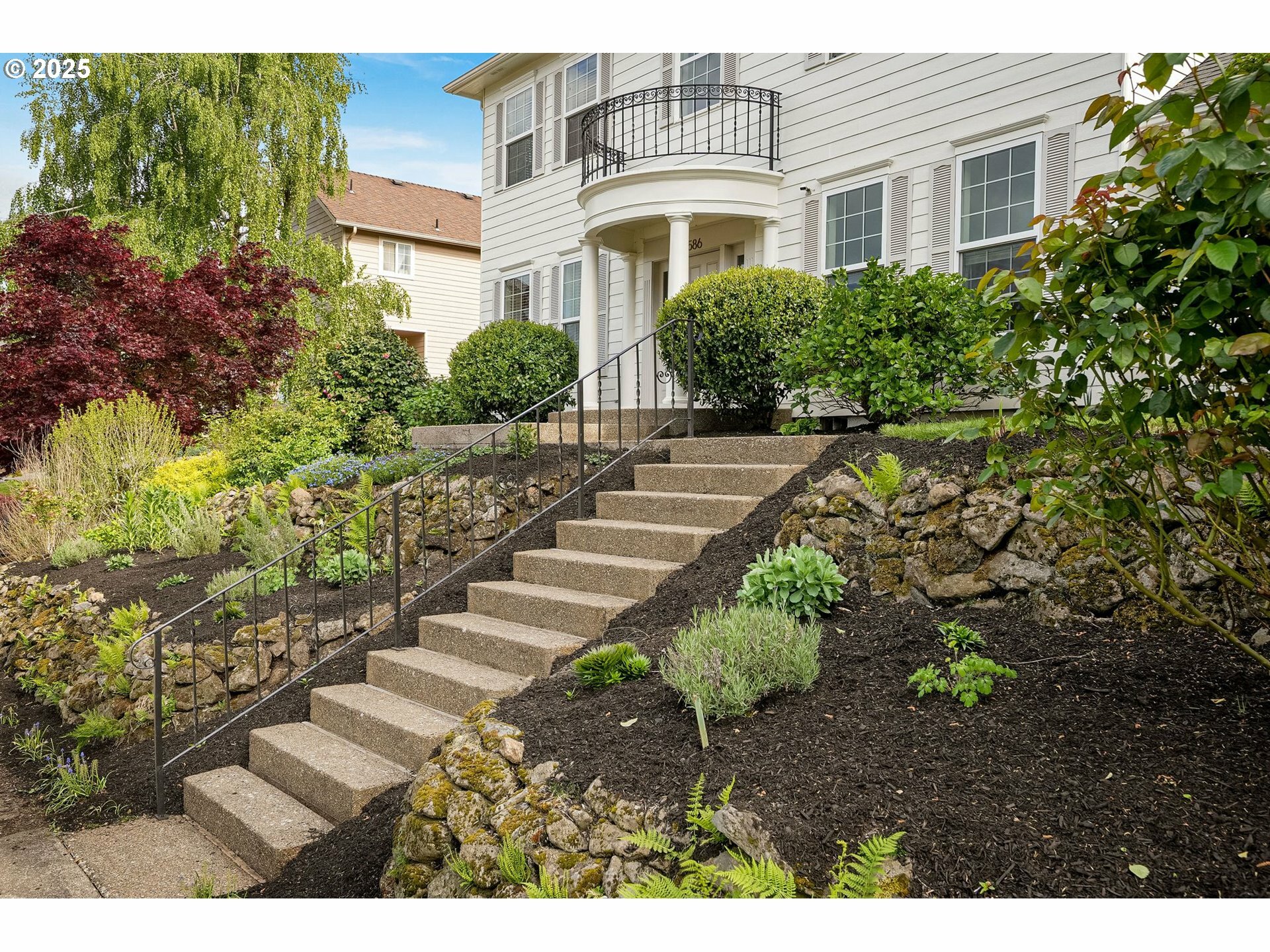 Property Photo: 586 Valderama Ave OR 97306