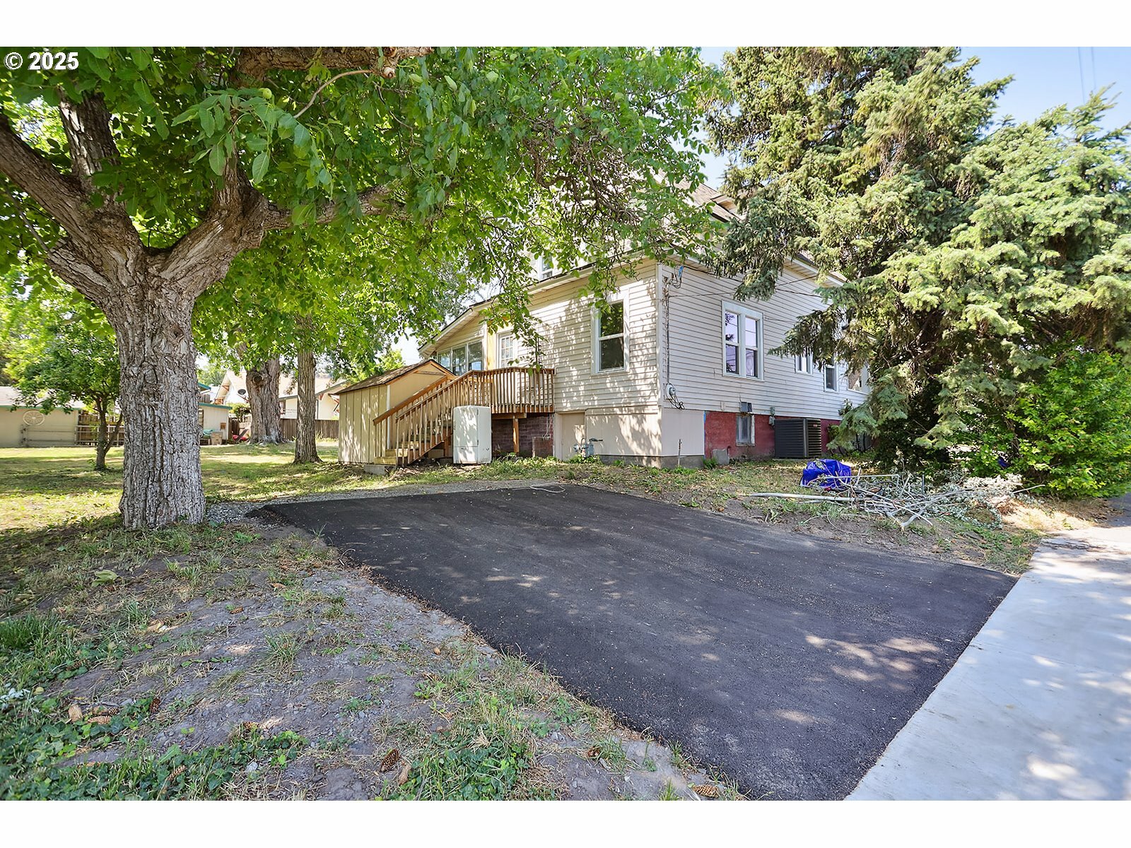 Property Photo: 900 H St OR 97058