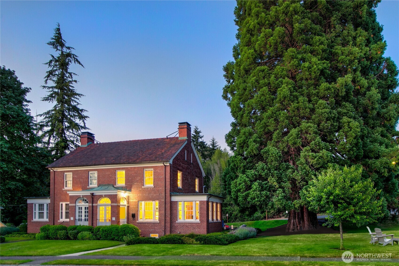 Property Photo:  4404  Montana Circle W  WA 98199 