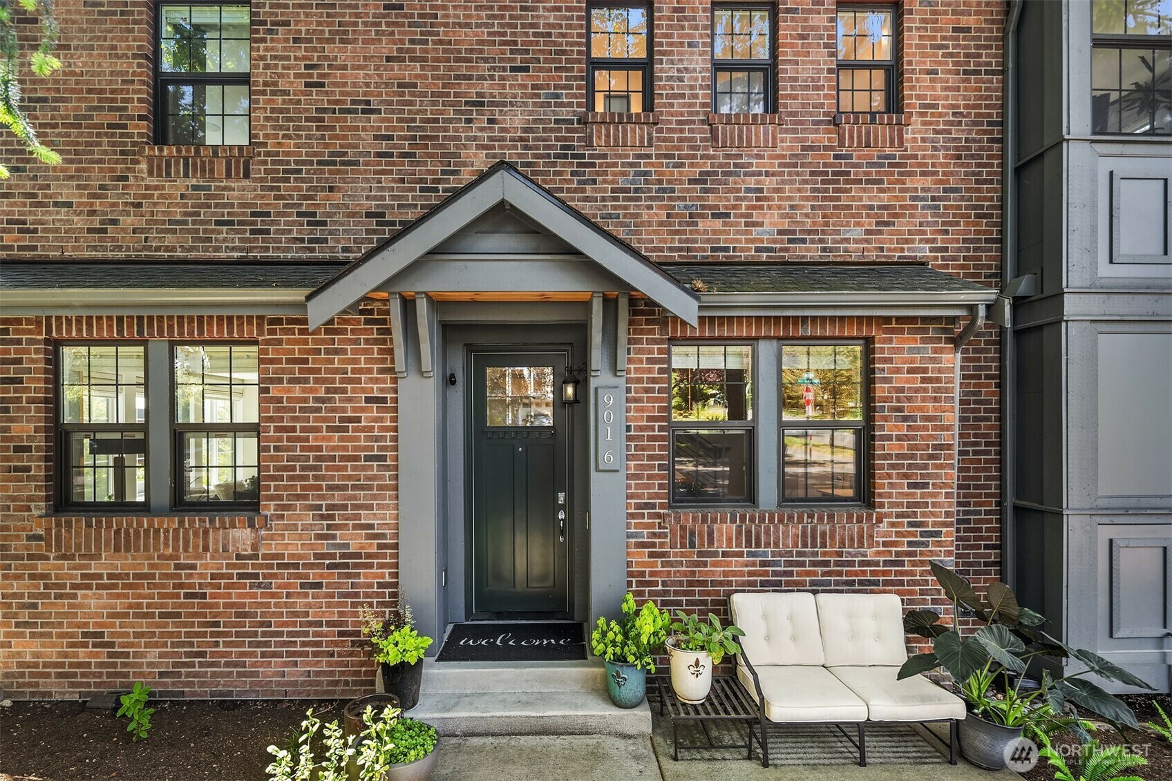 Property Photo: 901 W McGraw Street 6 WA 98119