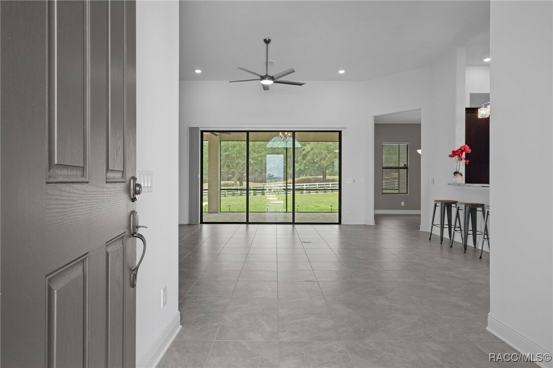 Property Photo: 1127 E Whirl Away Circle FL 34453