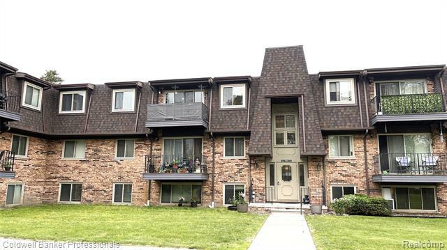 Property Photo: 530 Riviera Drive MI 48080