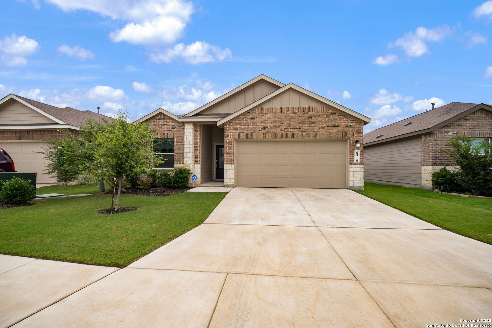 Property Photo: 6910 Pail Place TX 78252