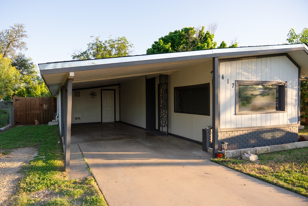 Property Photo: 417 E 47th St TX 76903
