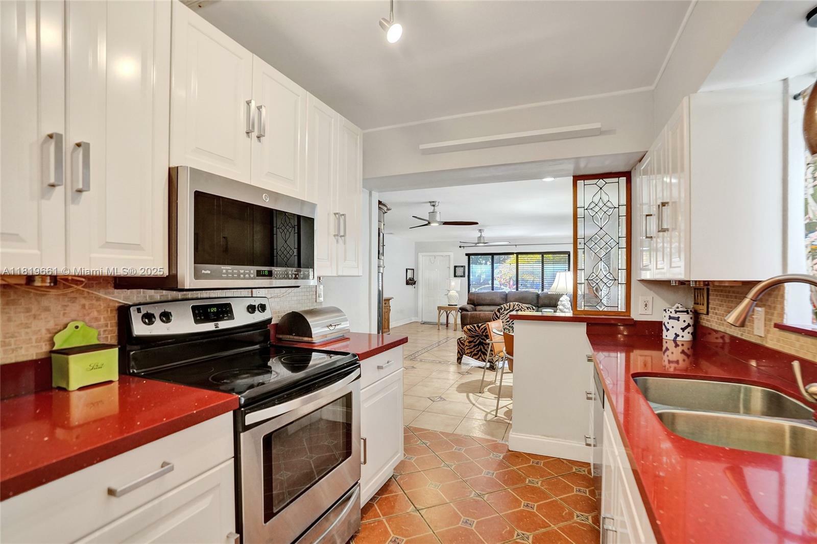 Property Photo: 1911 Dewey St FL 33020