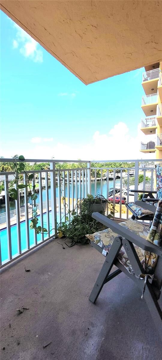 Property Photo:  2450 NE 135th St 305  FL 33181 
