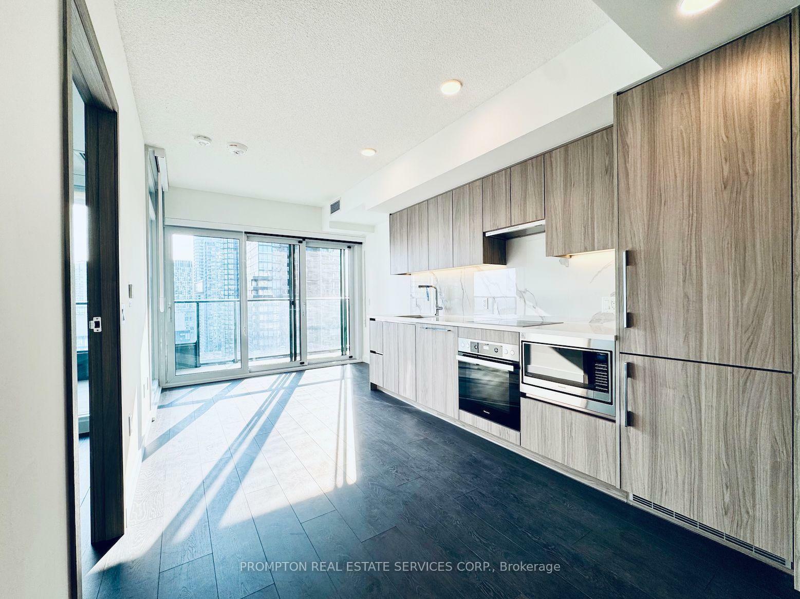 Property Photo: 3 Concord Cityplace Way 2601 ON M5V 0X4