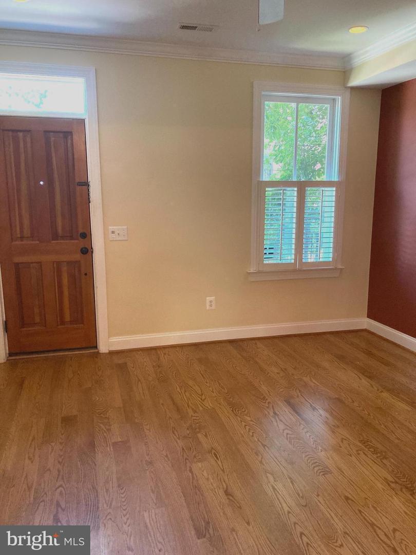 Property Photo: 427 West Street N VA 22314