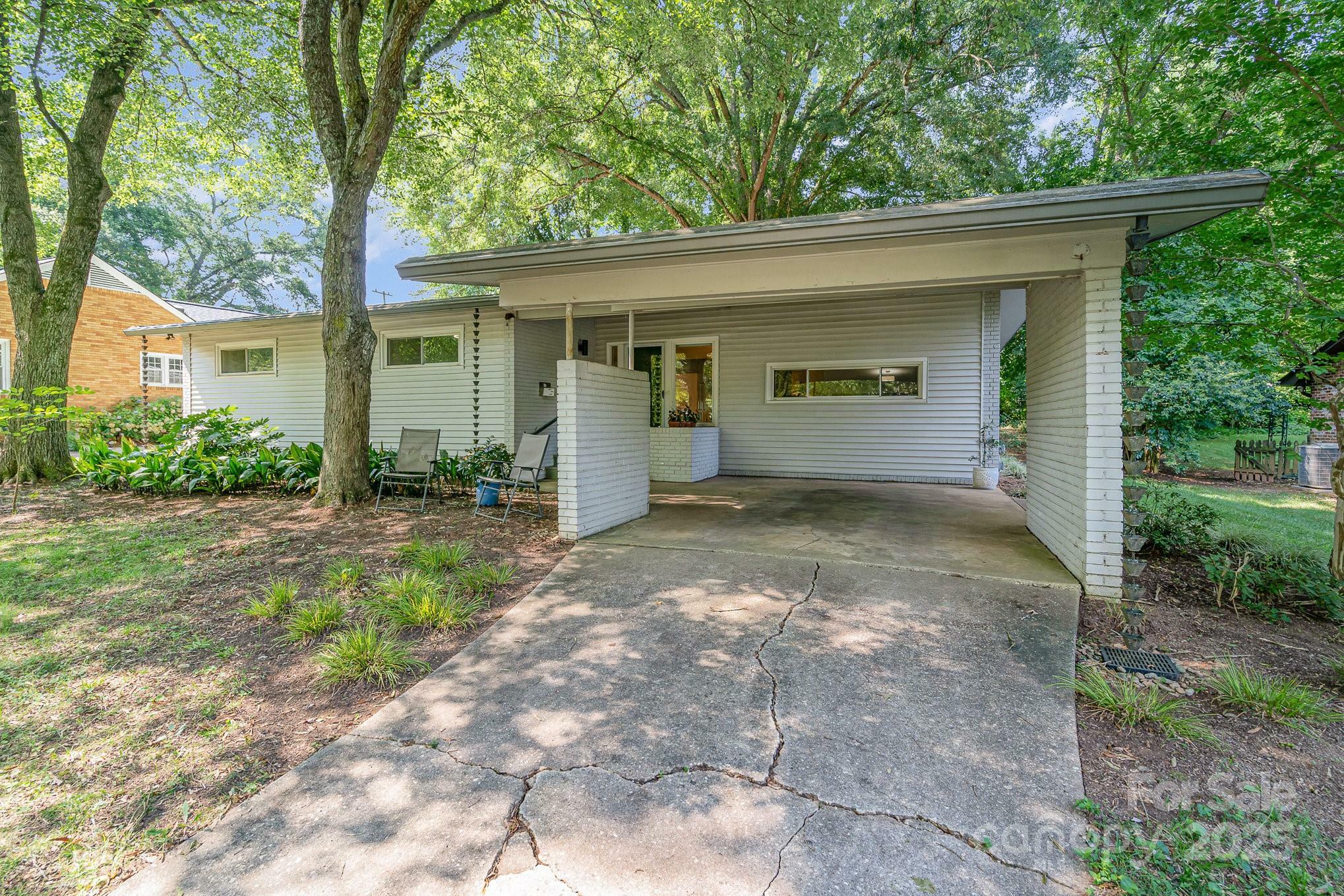 Property Photo: 5742 Murrayhill Road NC 28210