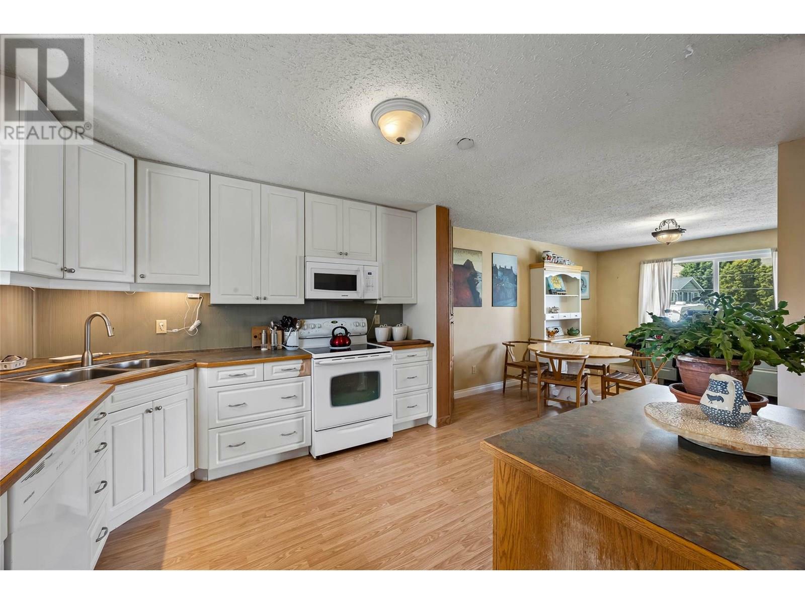 Photo de la propriété:  2555/2557 Greenfield Avenue  BC V2B 4P6 