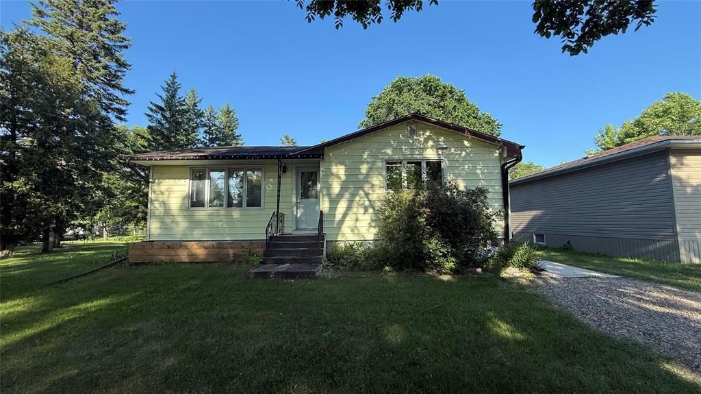 Property Photo: 662 Broadway Street MB R0K 0E0