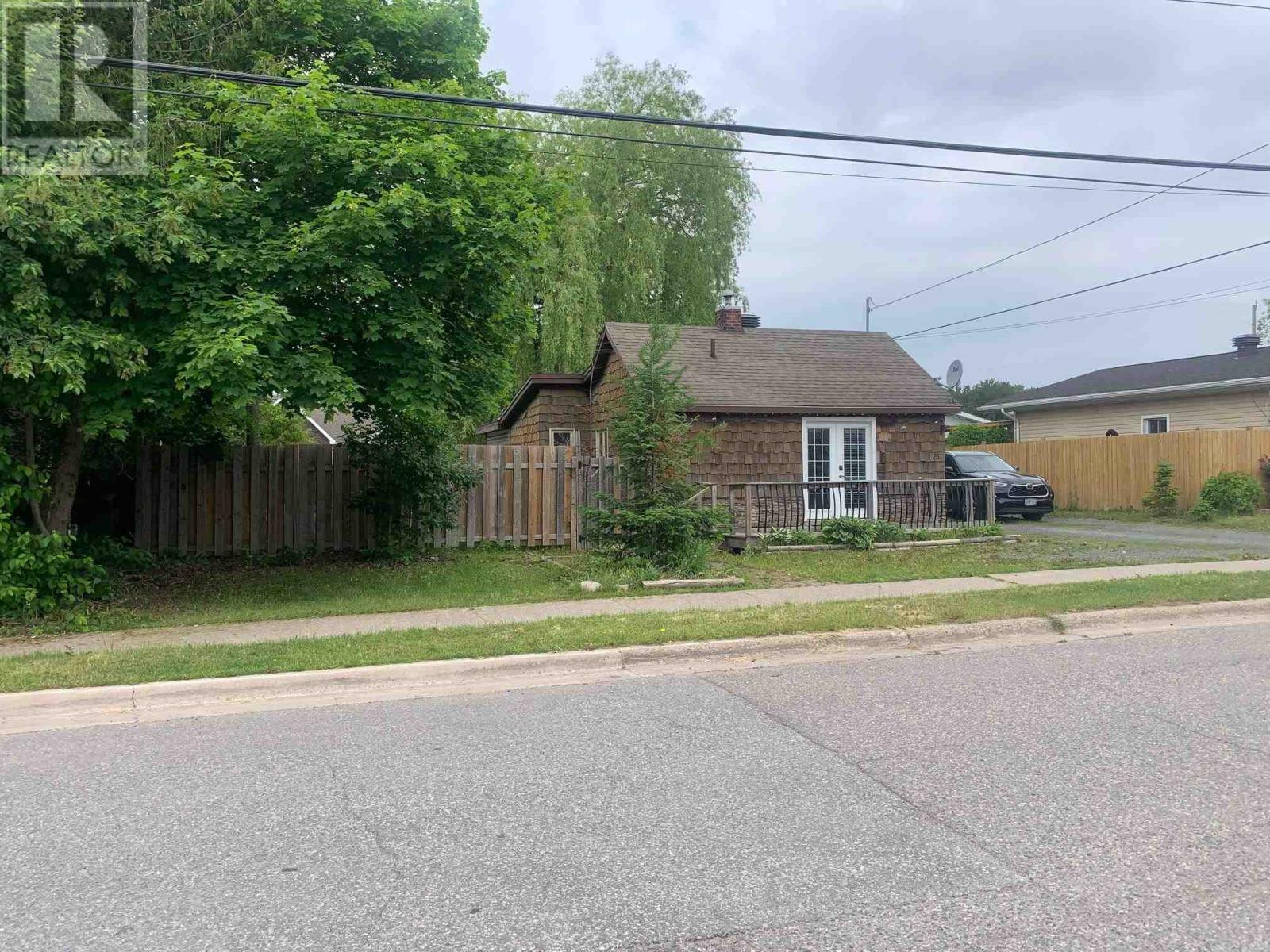 Property Photo: 25 Elmwood Ave ON P6B 4V6