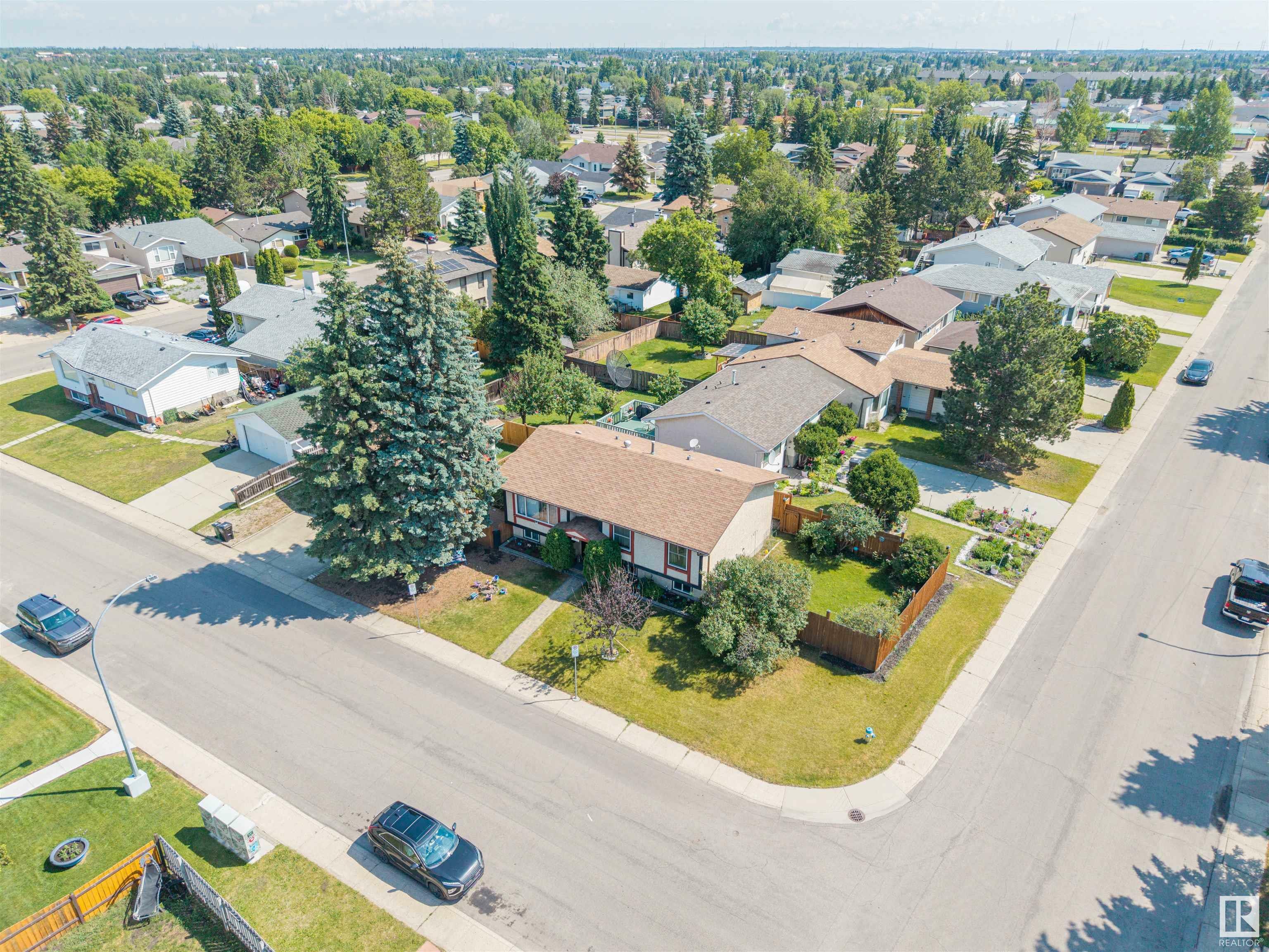 Photo de la propriété: 1435 53 Street NW AB T6L 2Y9