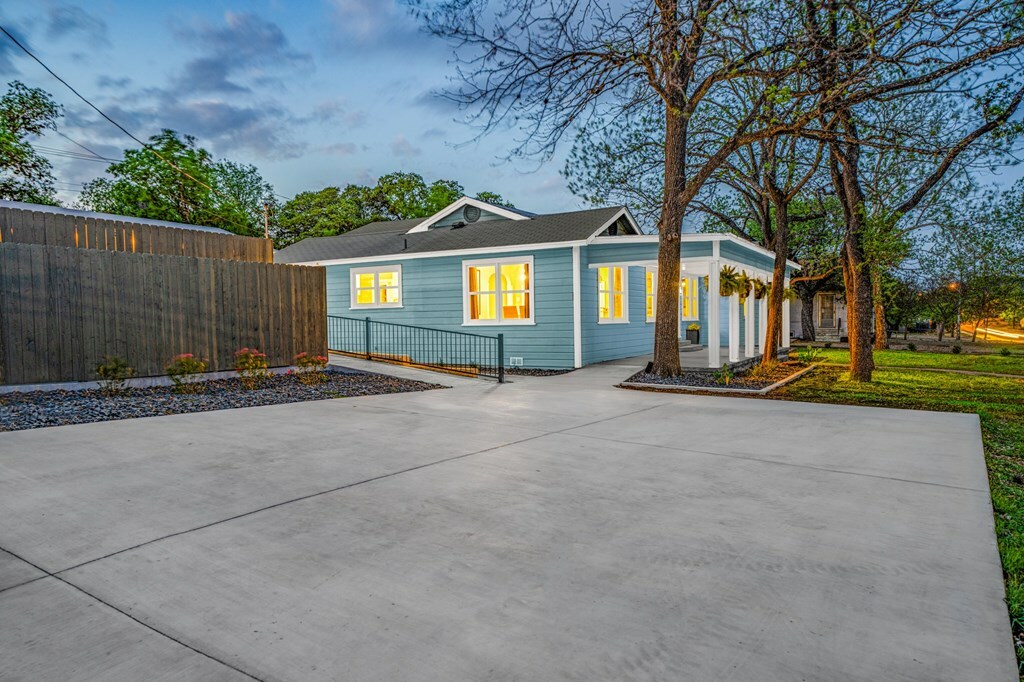 Property Photo: 900 Tivy St TX 78028
