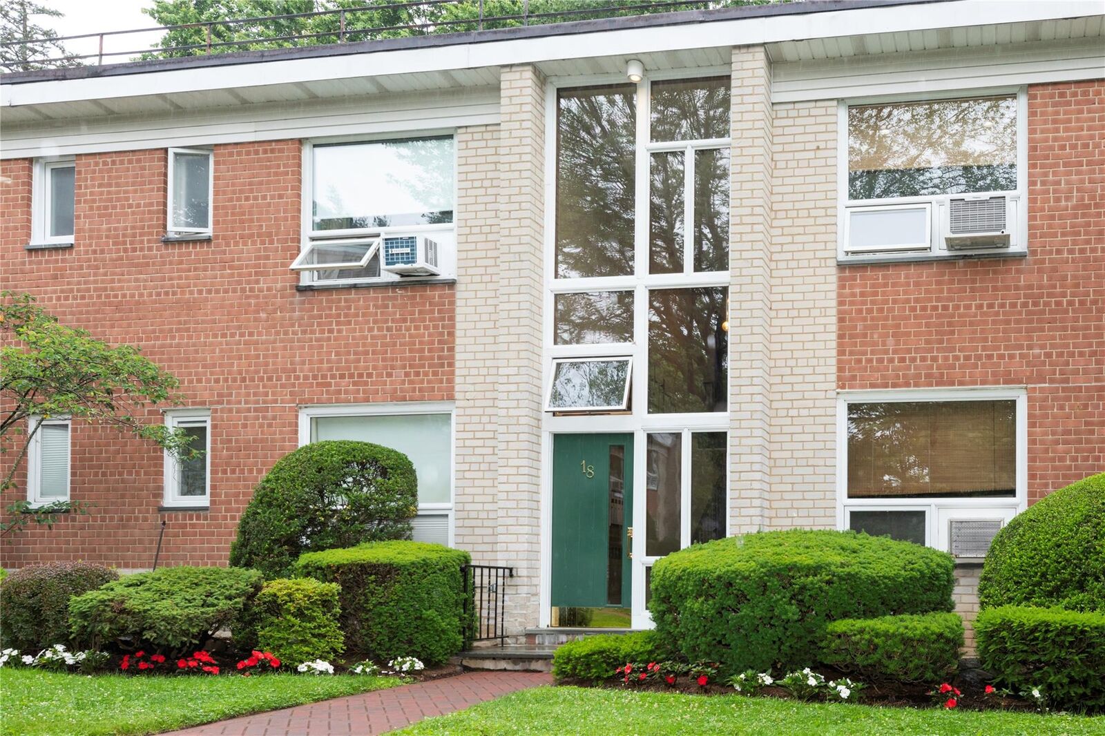 Property Photo: 18 Channing Place 2R NY 10709