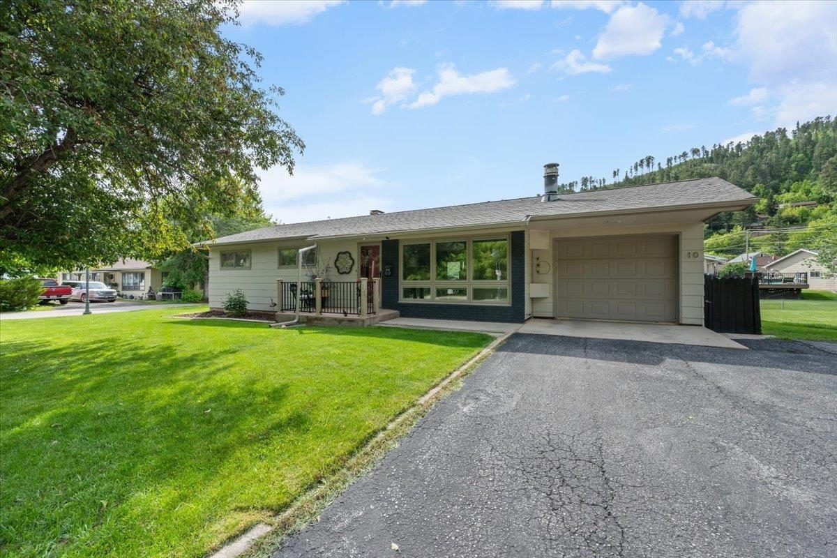 Property Photo: 10 Crescent Drive SD 57732