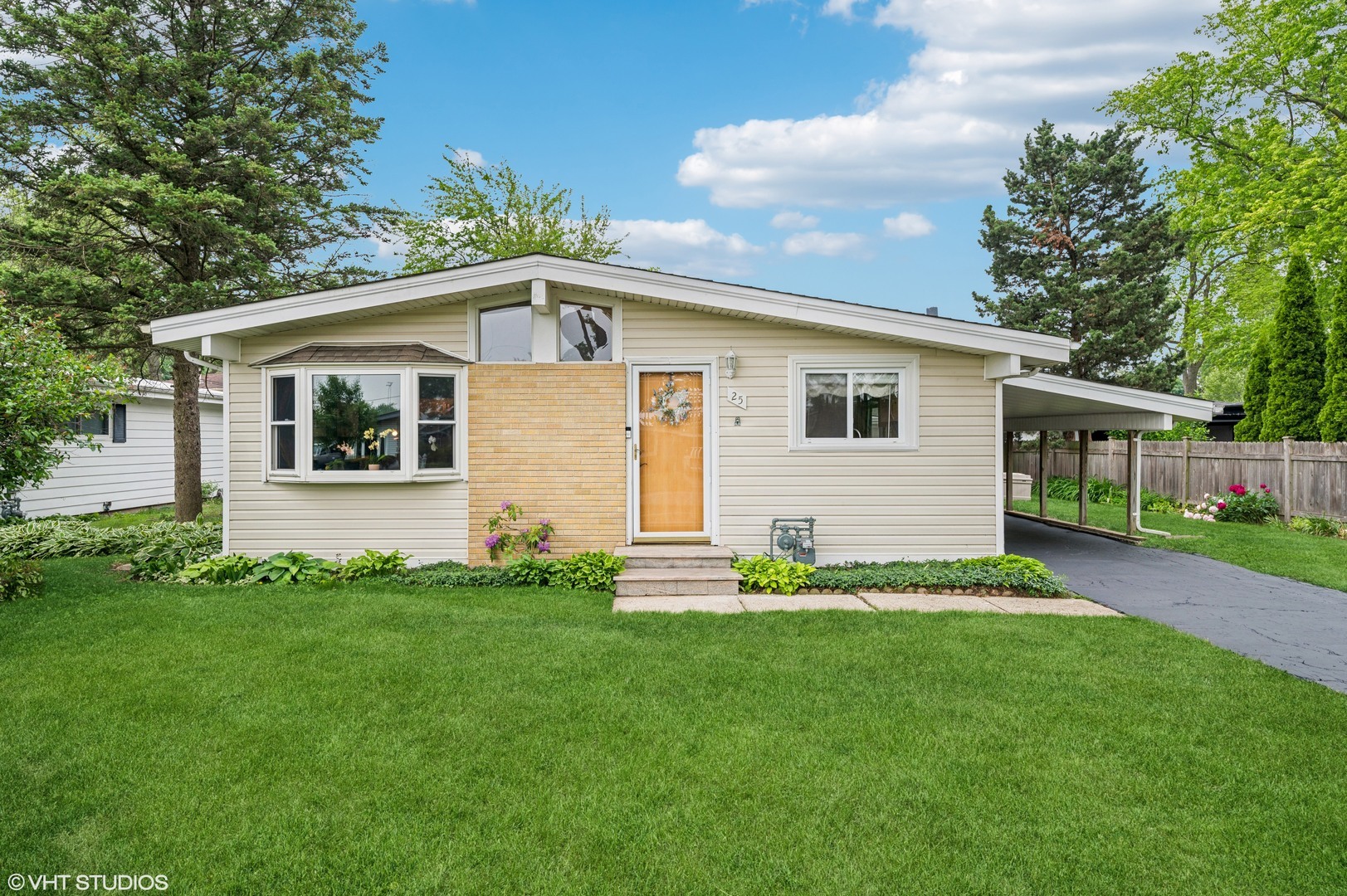 Property Photo: 25 W Jeffery Avenue IL 60090