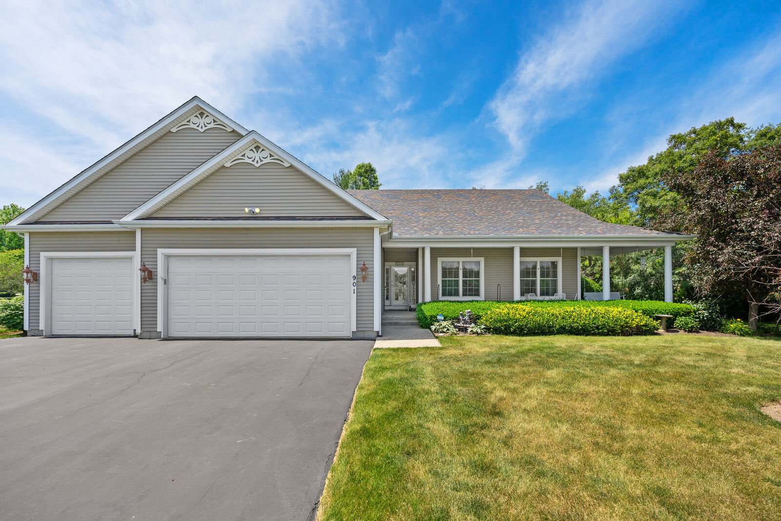Property Photo:  901 Woodridge Trail  IL 60050 
