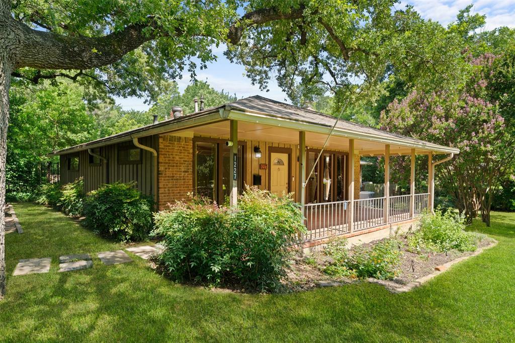 Property Photo: 1227 N Irving Heights Drive TX 75061