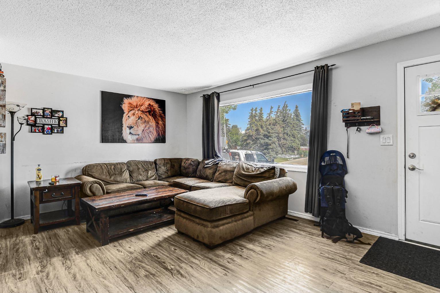 Property Photo: 9825 91 Avenue AB T8V 0G1