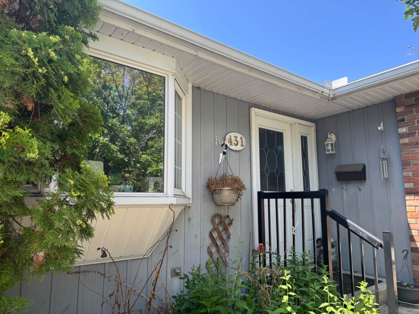 Property Photo: 431 Queen Charlotte Drive SE AB T2W 4H2