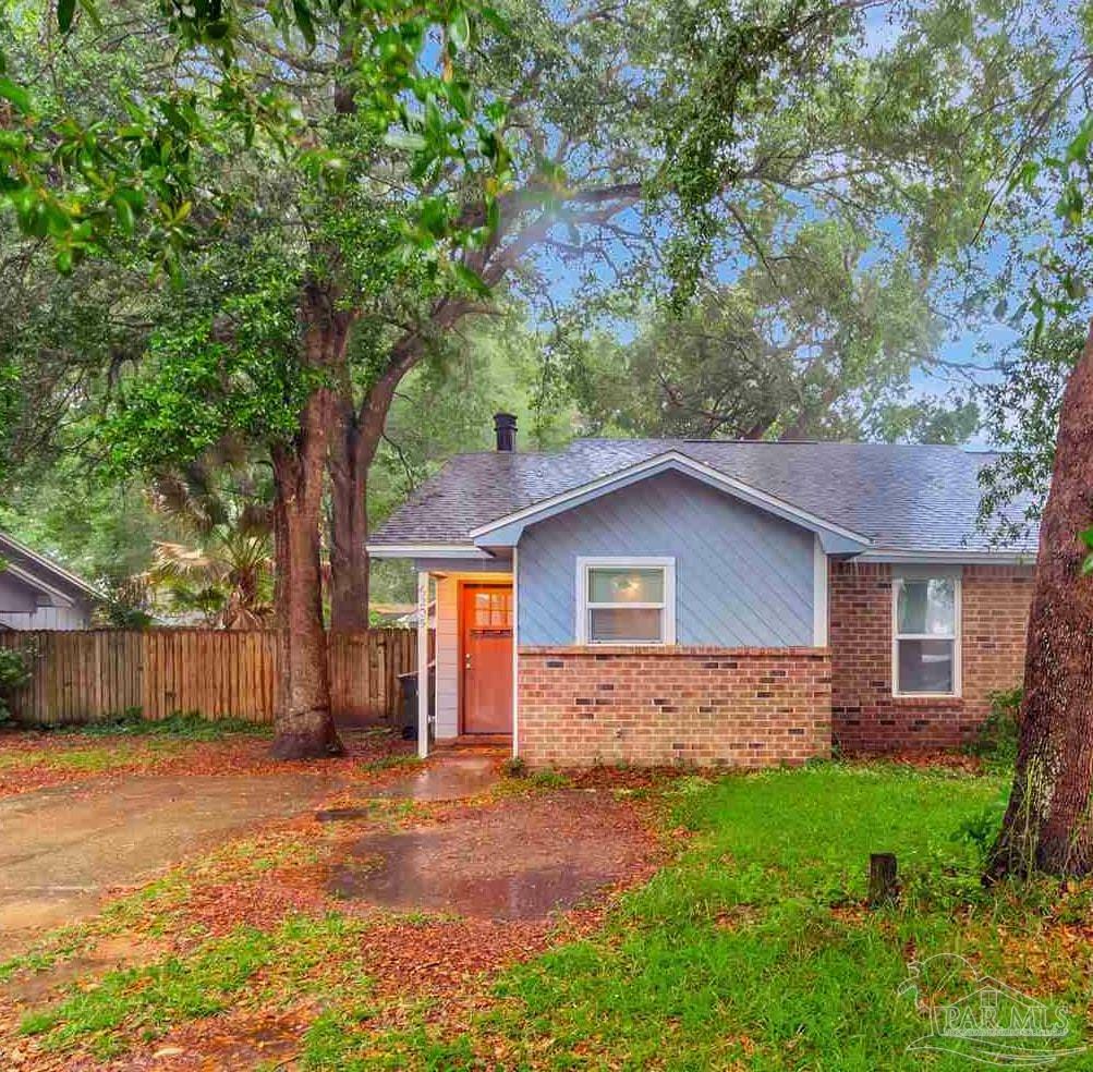 Property Photo: 6205 E Forest Pines Dr FL 32526
