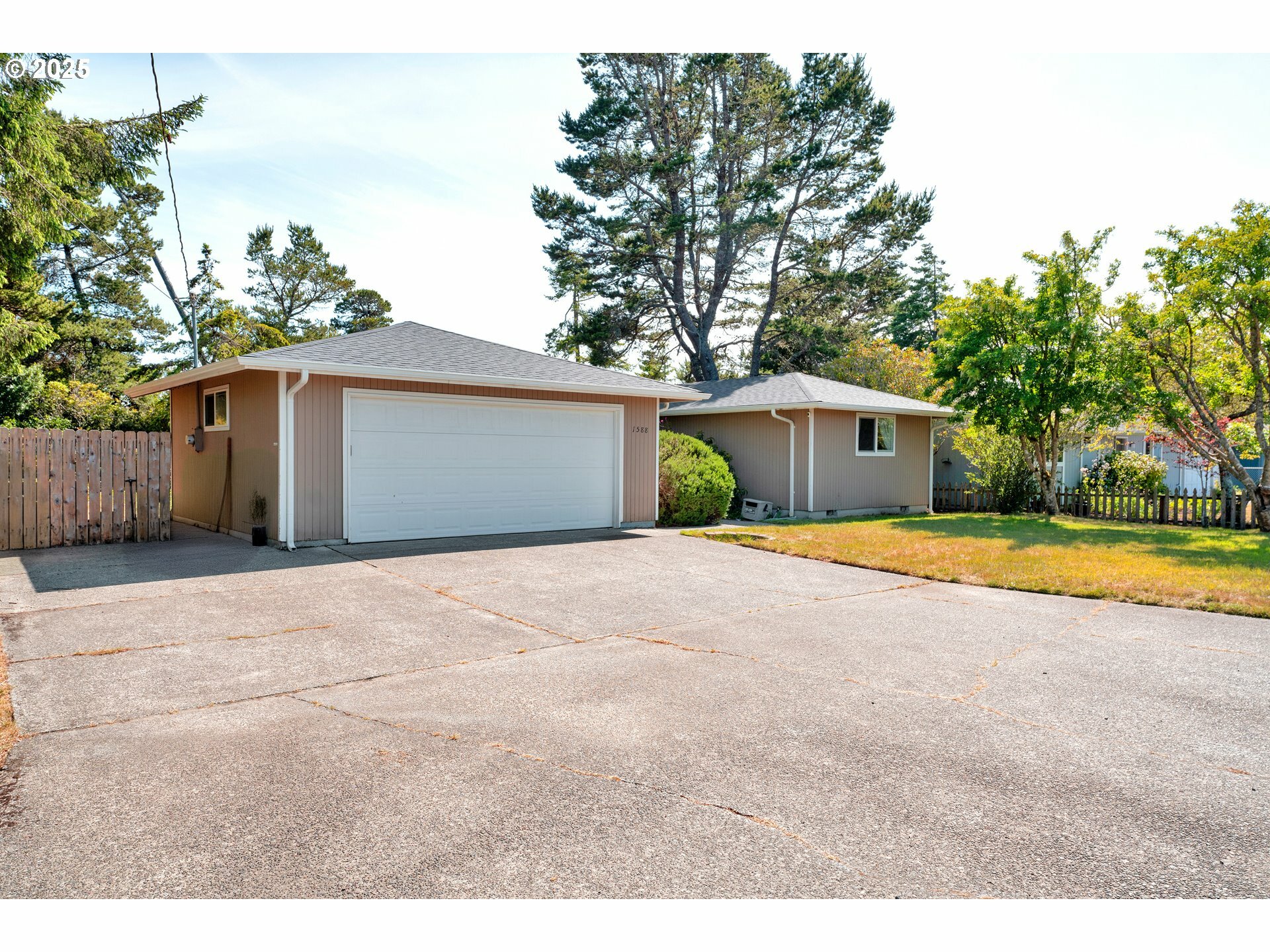 Property Photo: 1588 20th St OR 97439