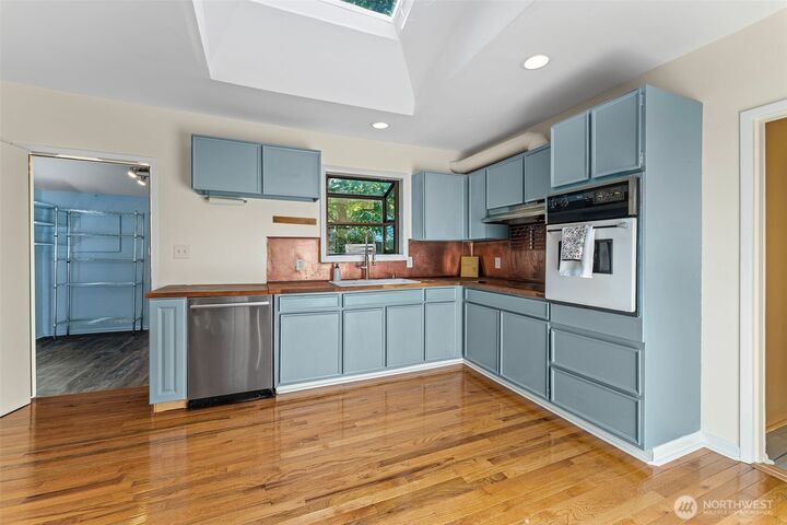 Property Photo: 17633 10th Avenue NE WA 98155