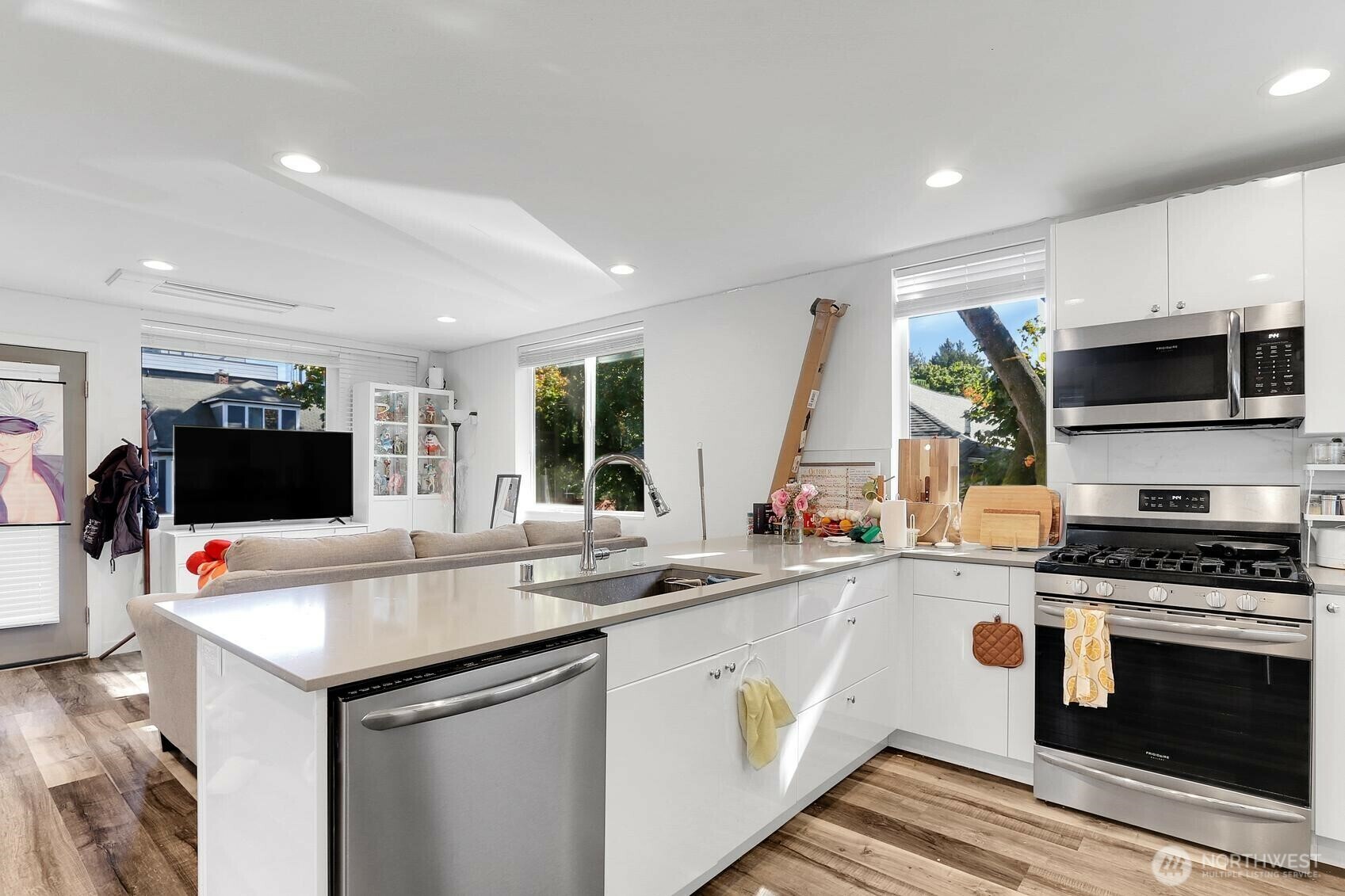 Property Photo: 4723 8th Avenue NE WA 98105