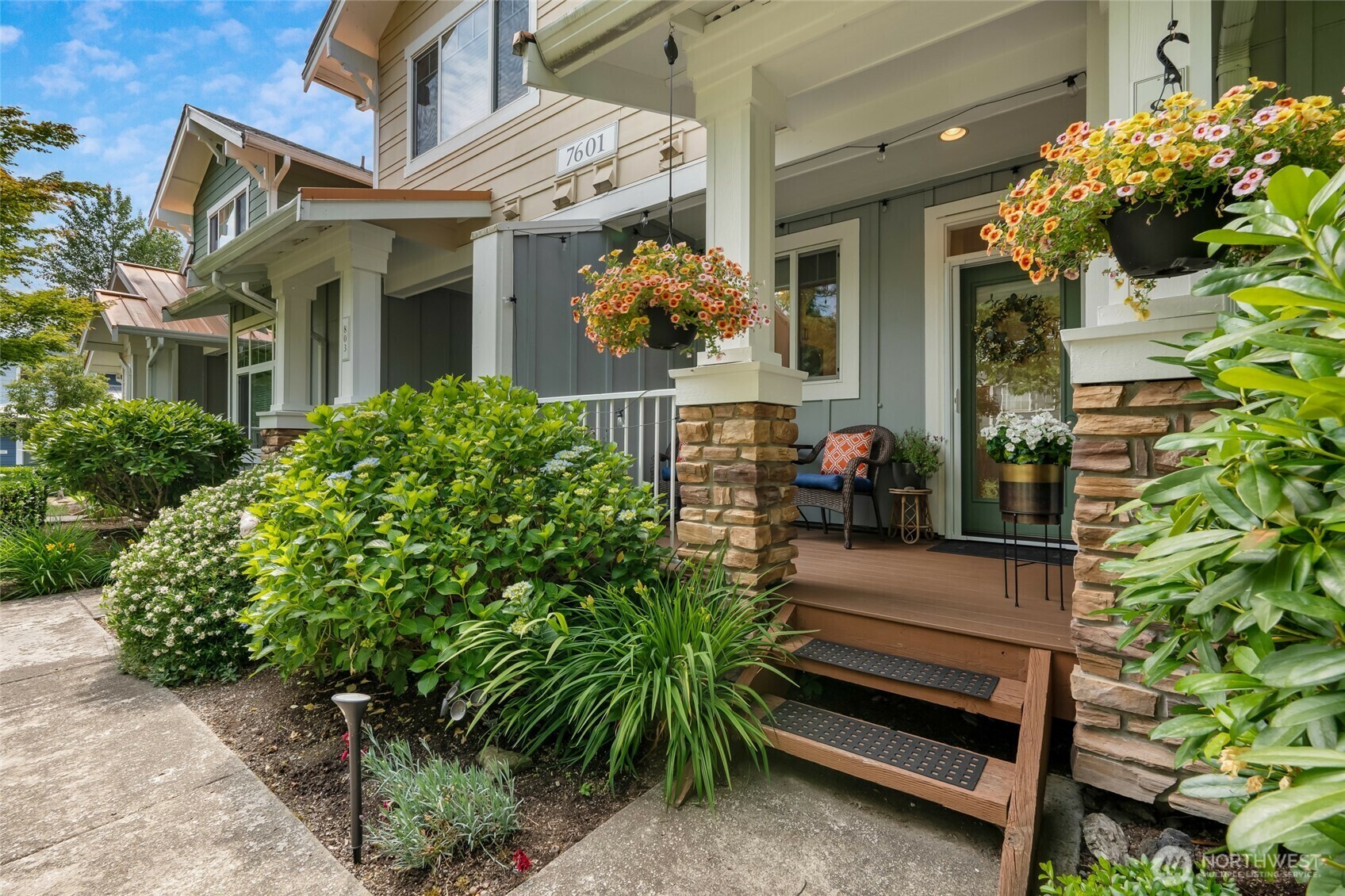 Property Photo:  7601  Fairway Avenue SE 802  WA 98065 