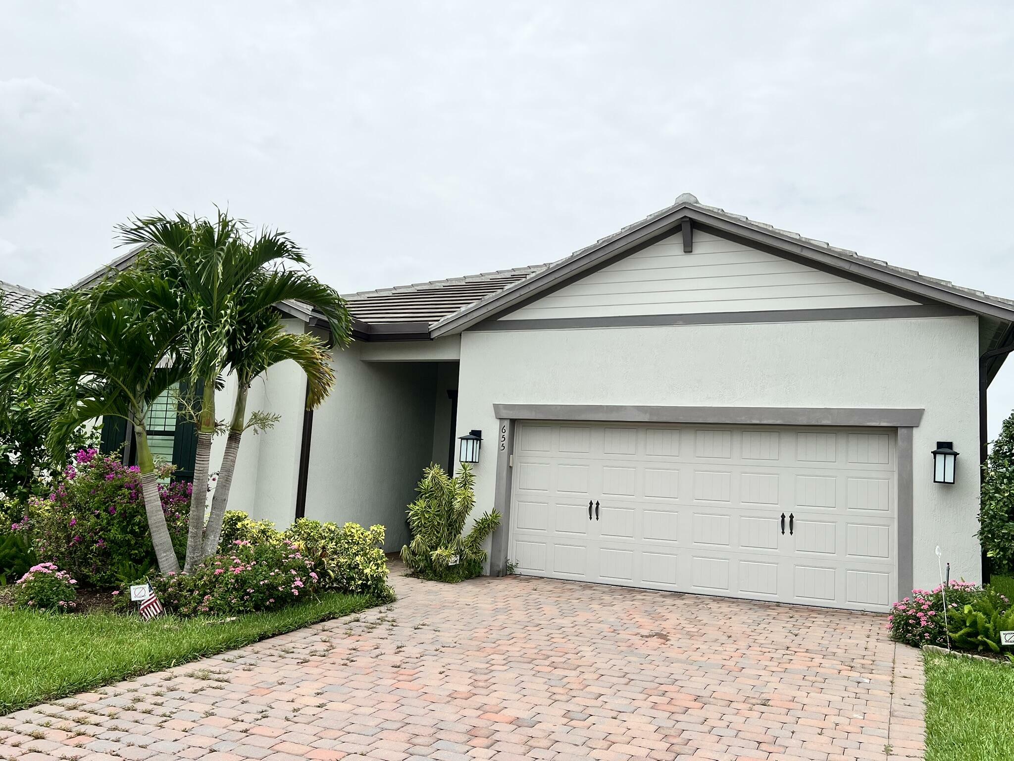 Property Photo: 655 SE Boboli Way FL 34984