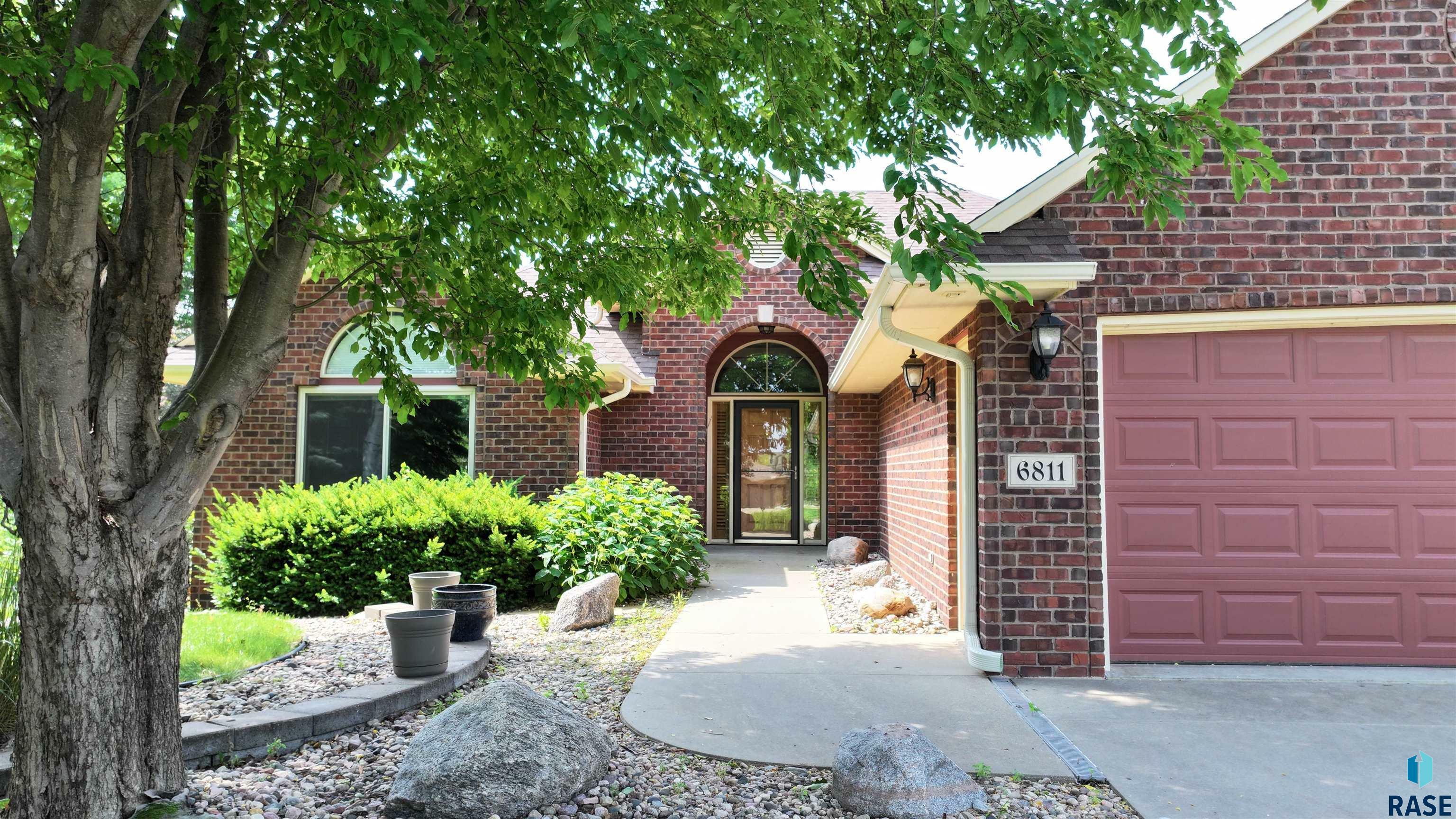 Property Photo: 6811 E Split Rock Cir SD 57110