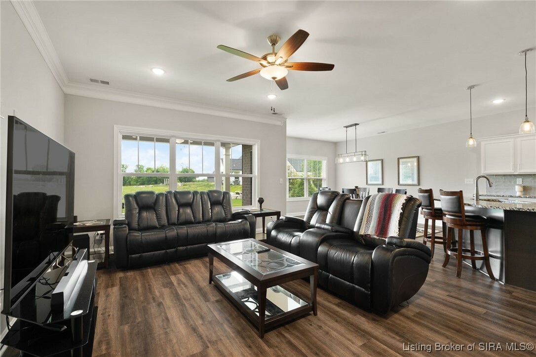 Property Photo: 2015 Villa View Court IN 47130