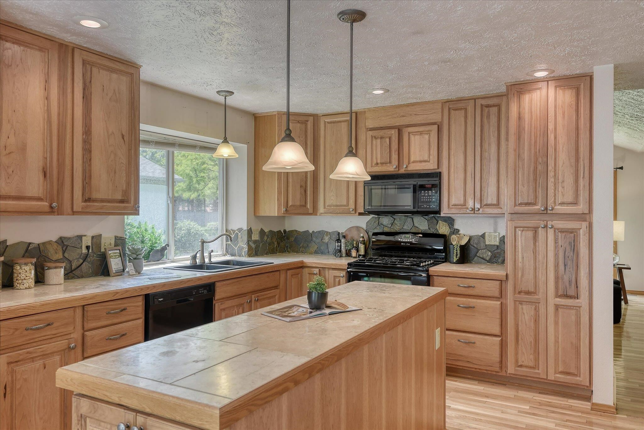 Property Photo: 8410 N Pine Meadows Ln WA 99026