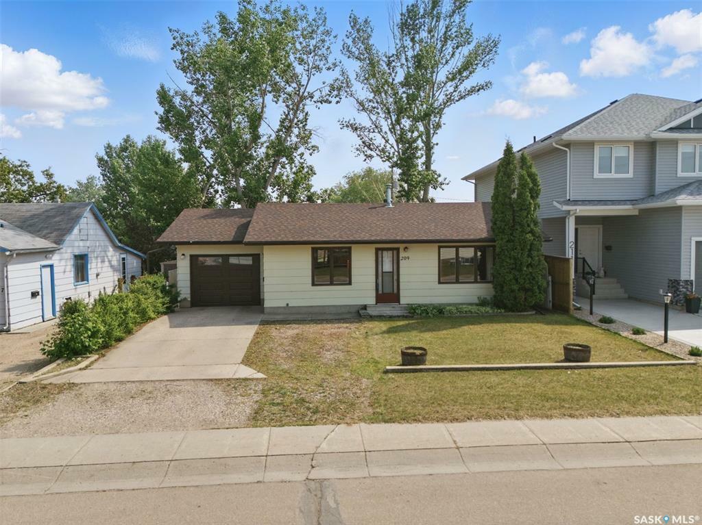 Property Photo: 209 4th Street W SK S0K 4S0