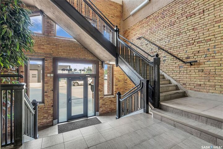 Property Photo: 211 D Avenue N 105 SK S7L 1M7