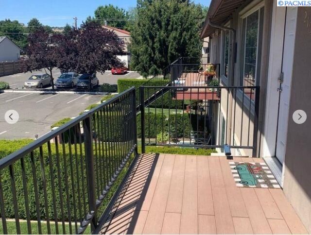 Property Photo:  526 S 40th Ave #D-210  WA 99353 