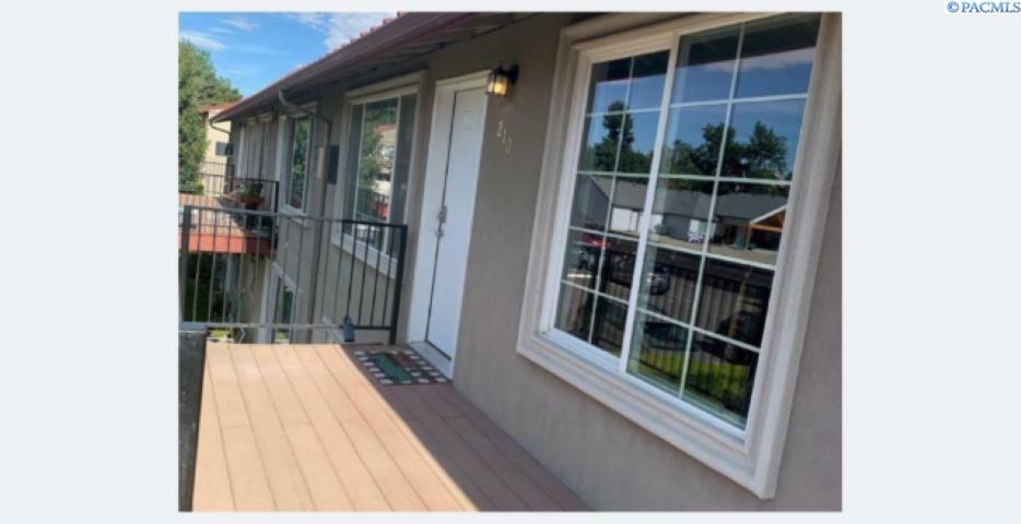 Property Photo: 526 S 40th Ave WA 99353