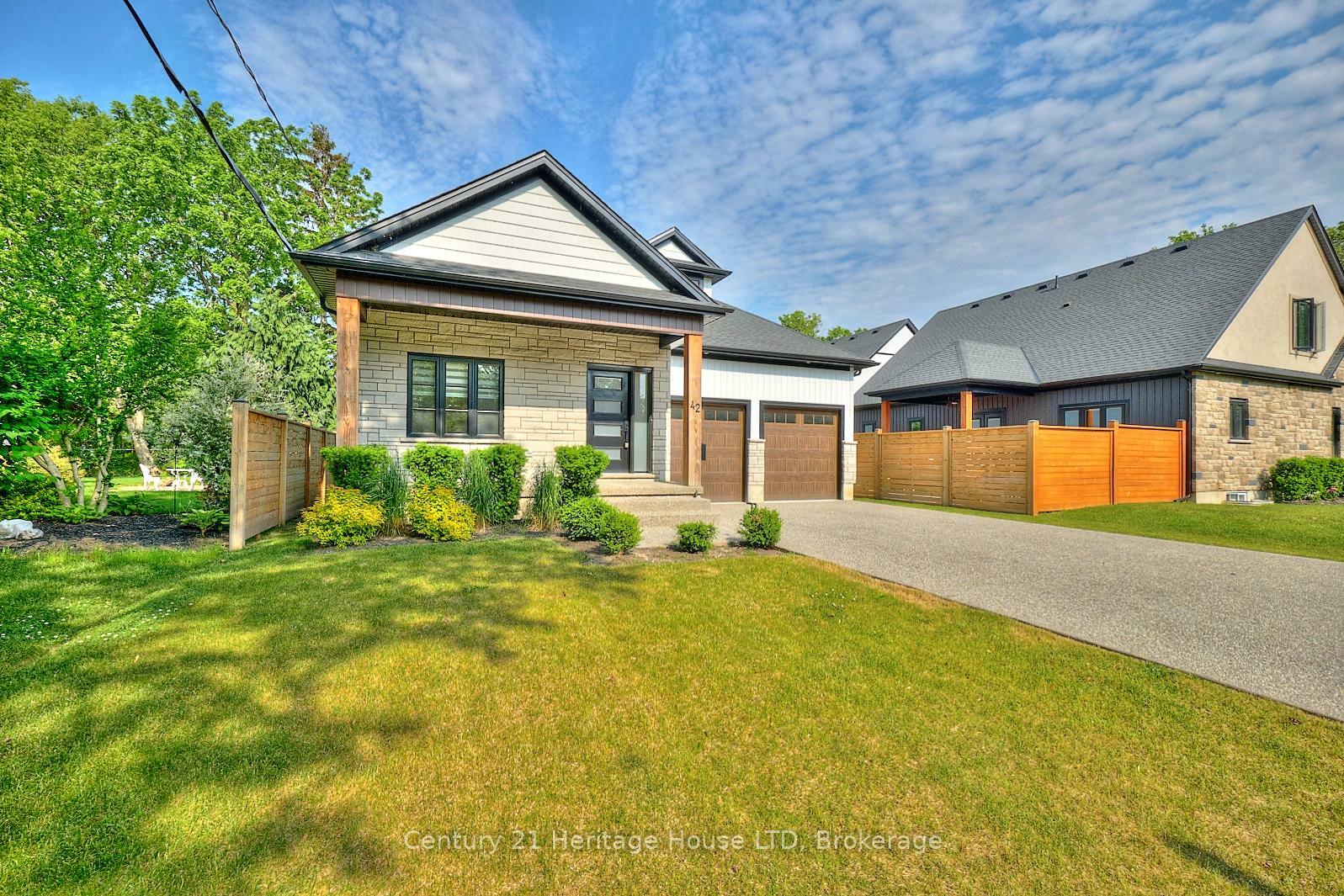 Photo de la propriété: 42 Aquadale Drive ON L2N 2P8