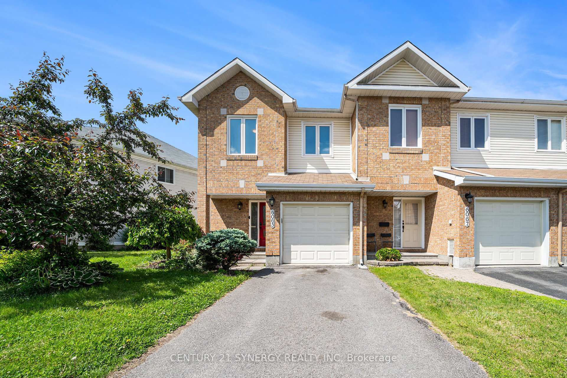 Property Photo: 6065 Pineglade Crescent ON K1W 1H1