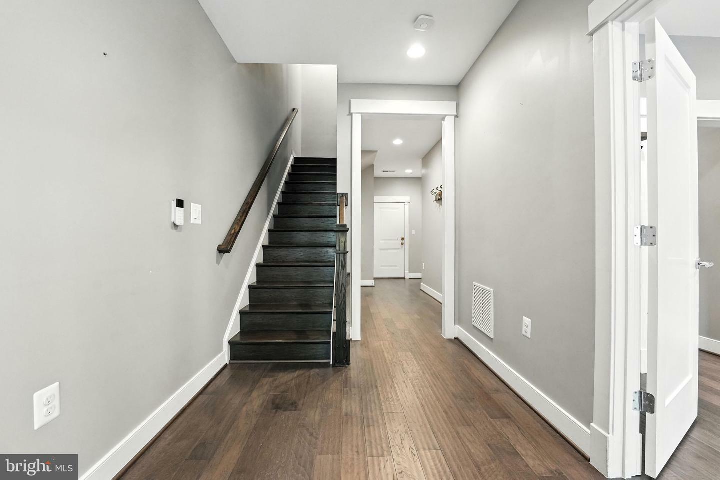 Property Photo: 42391 Willow Creek Way VA 20148