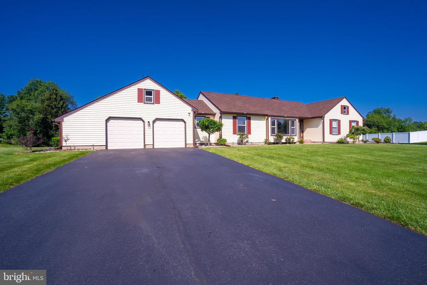 Property Photo:  5 Glengarry Way  NJ 08550 