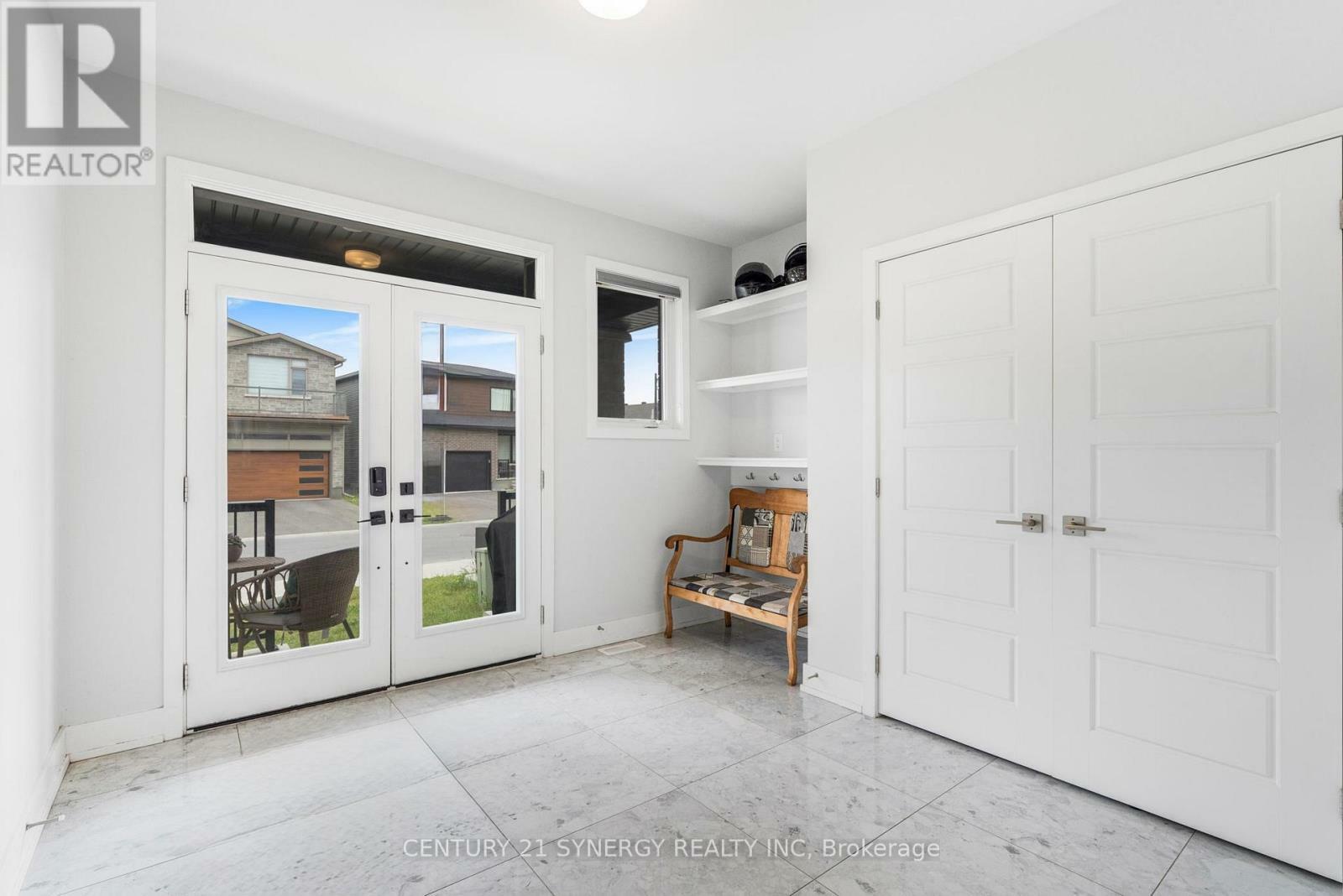 Photo de la propriété: 814 Crossgate Street ON K2J 7E3