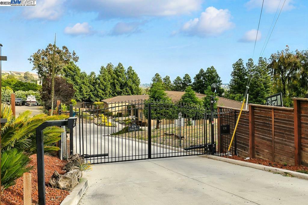 Property Photo: 874 Overhill Dr CA 94544