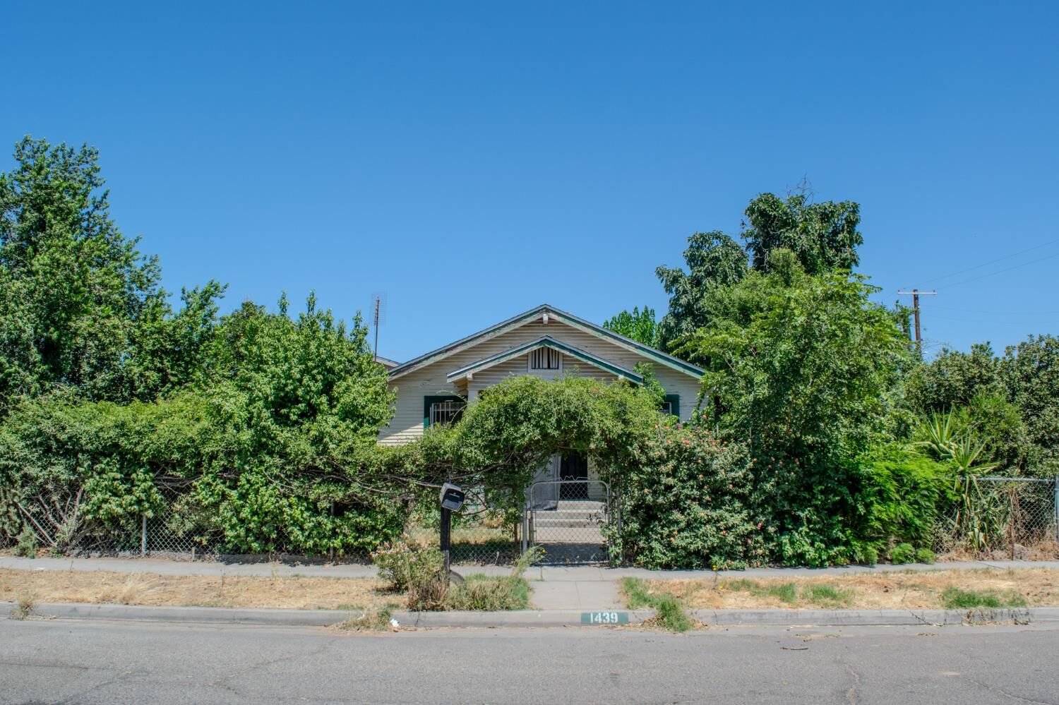 Property Photo: 1439 S 4 Th Street CA 93702