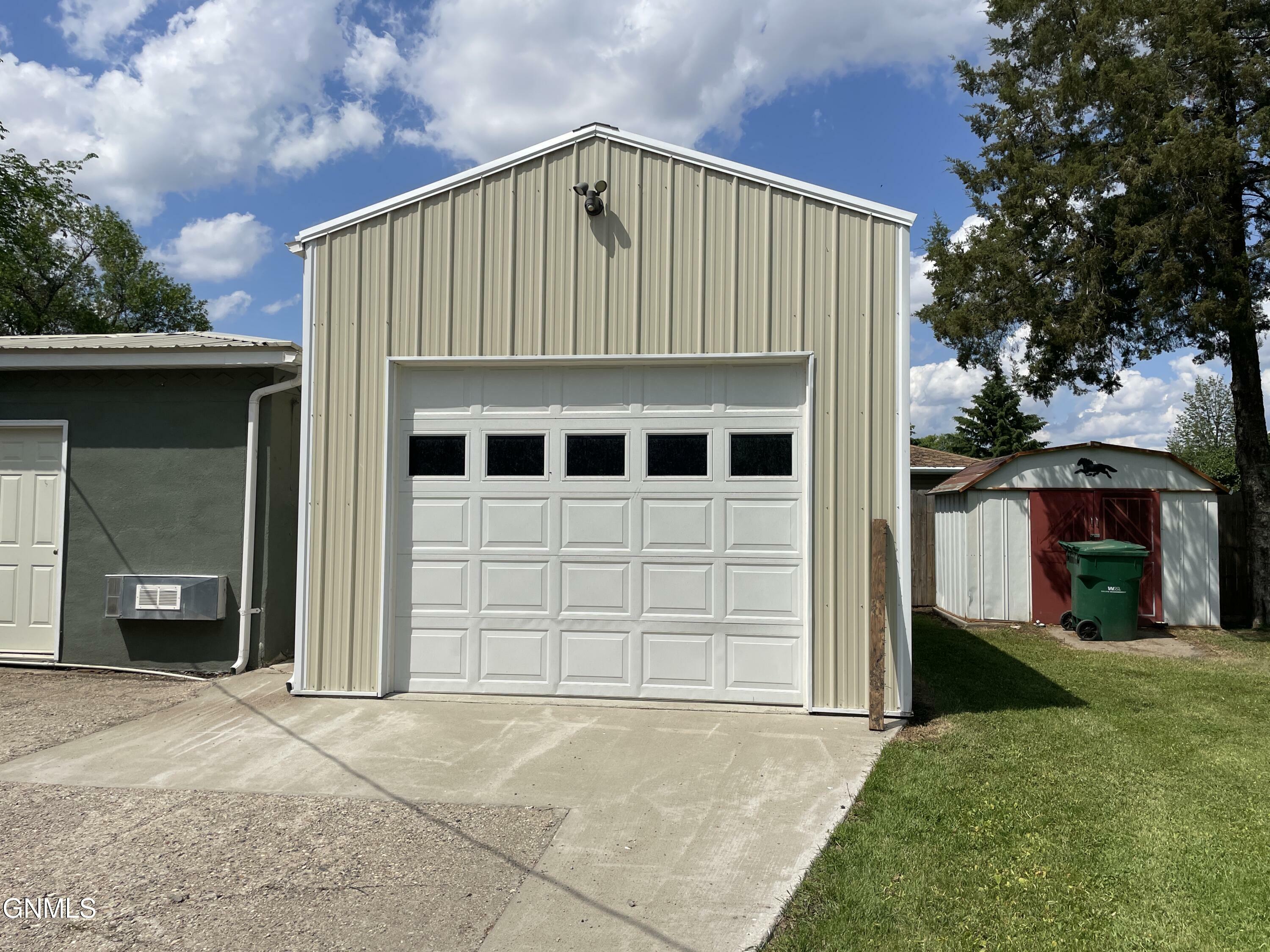 Property Photo: 474 10th Avenue N ND 58421