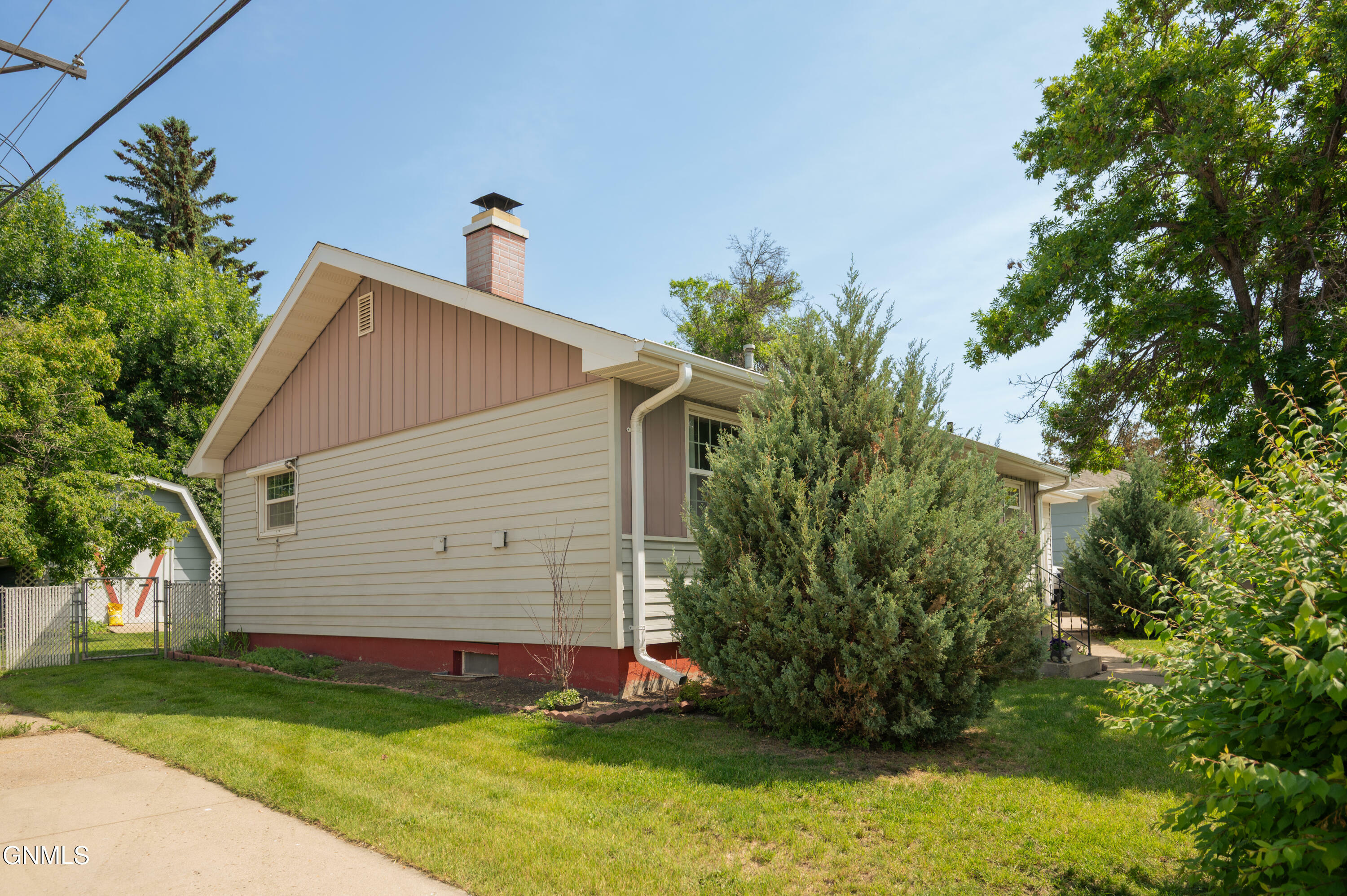 Property Photo: 1314 E Divide Avenue ND 58501
