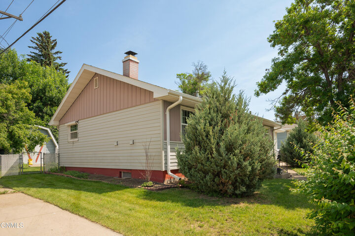 Property Photo: 1314 E Divide Avenue ND 58501