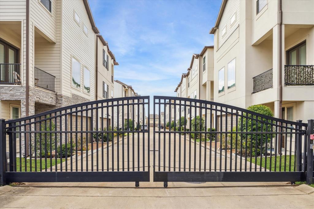 10927 Brookeshire Chase Lane  Houston TX 77043 photo
